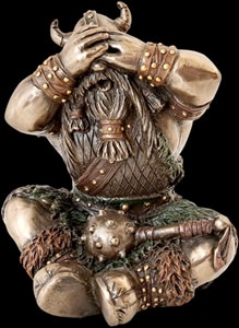 Tre kloge vikinger placeret som dekoration på en moderne bogreol